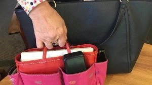 How to Reduce the Clutter in Your Handbag