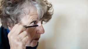 7 Ways Older Women Can Make Their Eyes Look Bigger and More Lifted (VIDEO)