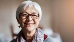 9 Hairstyles for Women Over 50 with Glasses