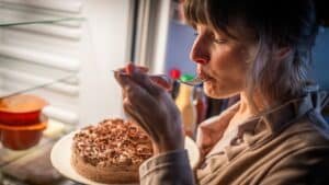 4 Strategies to Overcome Emotional Eating: Building a Healthy Relationship with Food and Emotions